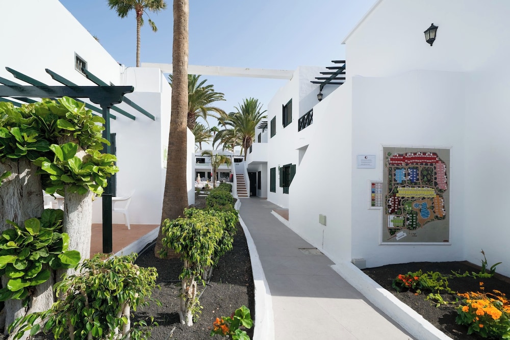 BLUESEA Playa Club — Hotel building in Puerto del Carmen, Canary Islands