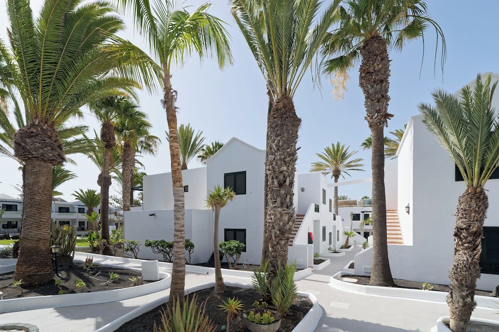 BLUESEA Playa Club — Hotel building in Puerto del Carmen, Canary Islands