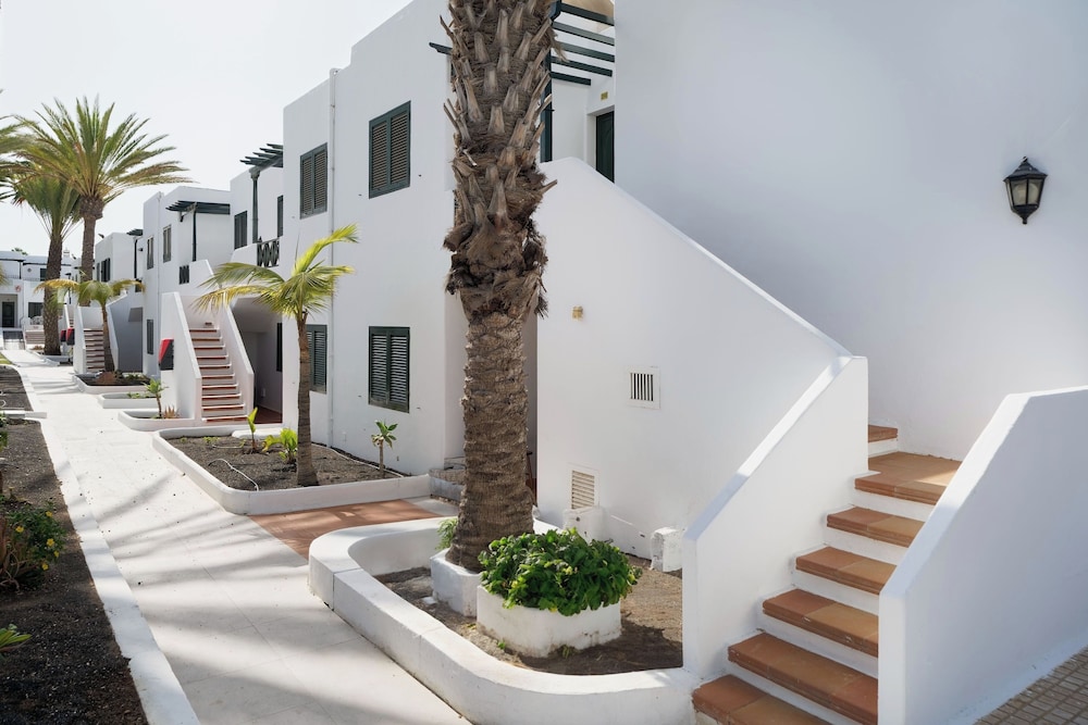 BLUESEA Playa Club — Hotel building in Puerto del Carmen, Canary Islands