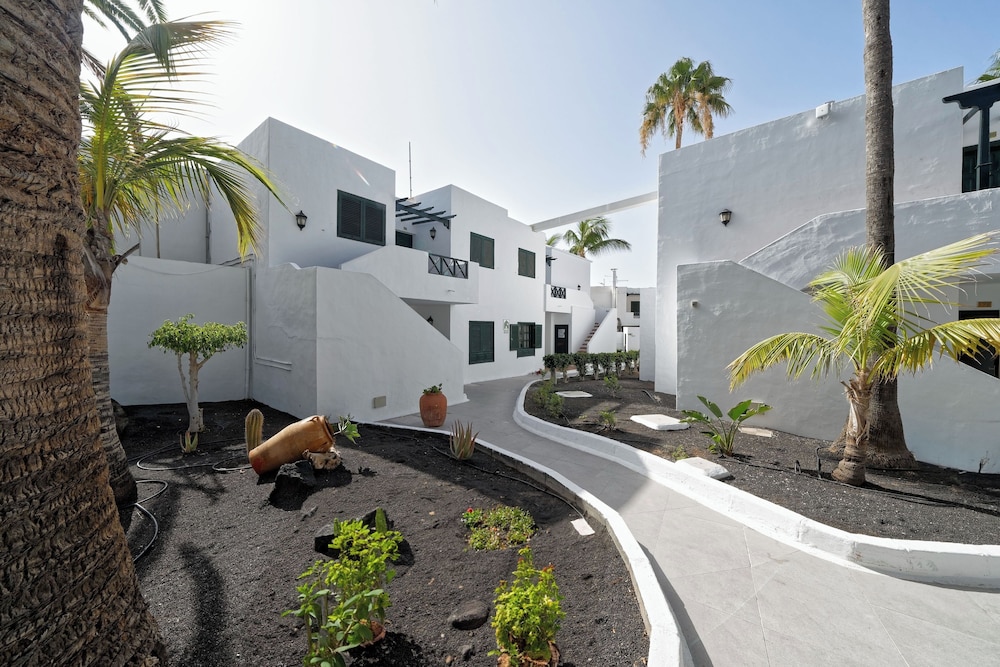 BLUESEA Playa Club — Hotel building in Puerto del Carmen, Canary Islands