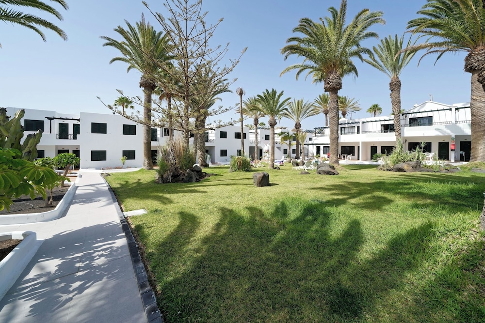 BLUESEA Playa Club — Hotel building in Puerto del Carmen, Canary Islands