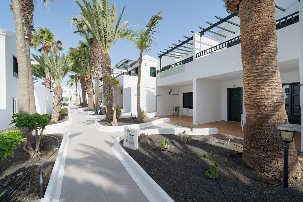 BLUESEA Playa Club — Hotel building in Puerto del Carmen, Canary Islands