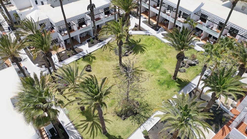 BLUESEA Playa Club — Hotel building in Puerto del Carmen, Canary Islands