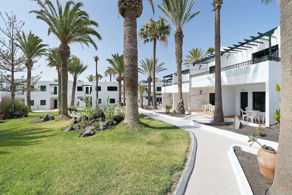 BLUESEA Playa Club — Hotel building in Puerto del Carmen, Canary Islands