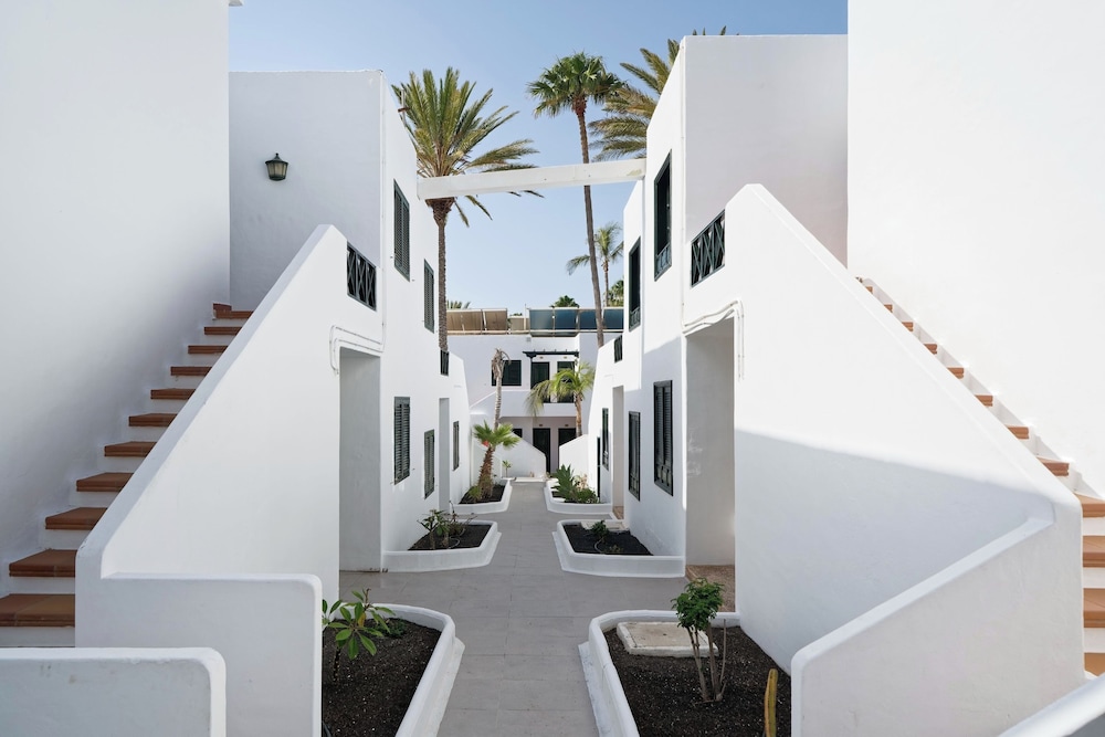 BLUESEA Playa Club — Hotel building in Puerto del Carmen, Canary Islands