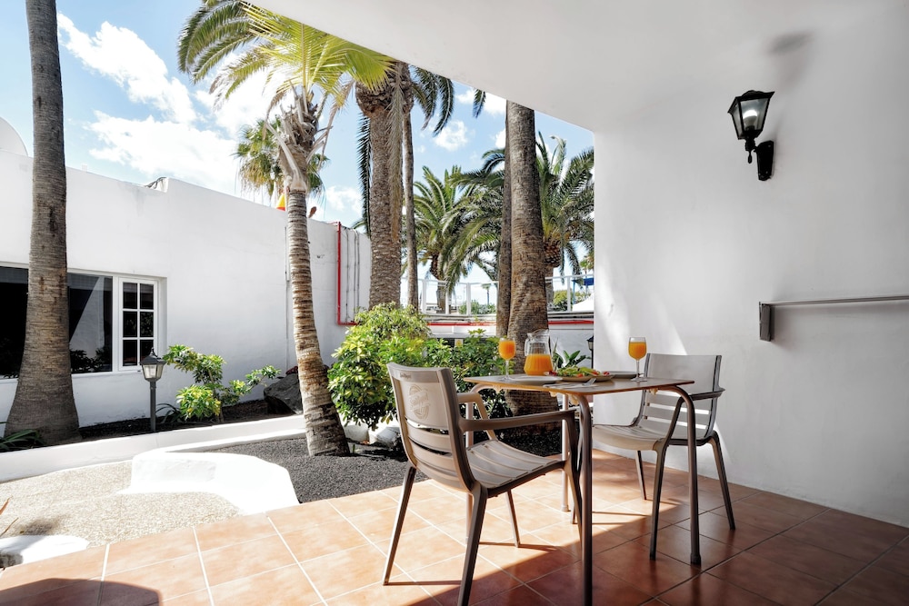 BLUESEA Playa Club — Hotel building in Puerto del Carmen, Canary Islands
