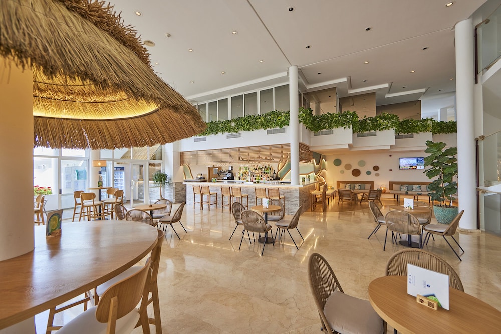 Aparthotel Ponent Mar — Restaurant & bars in Palma Nova, Balearic Islands