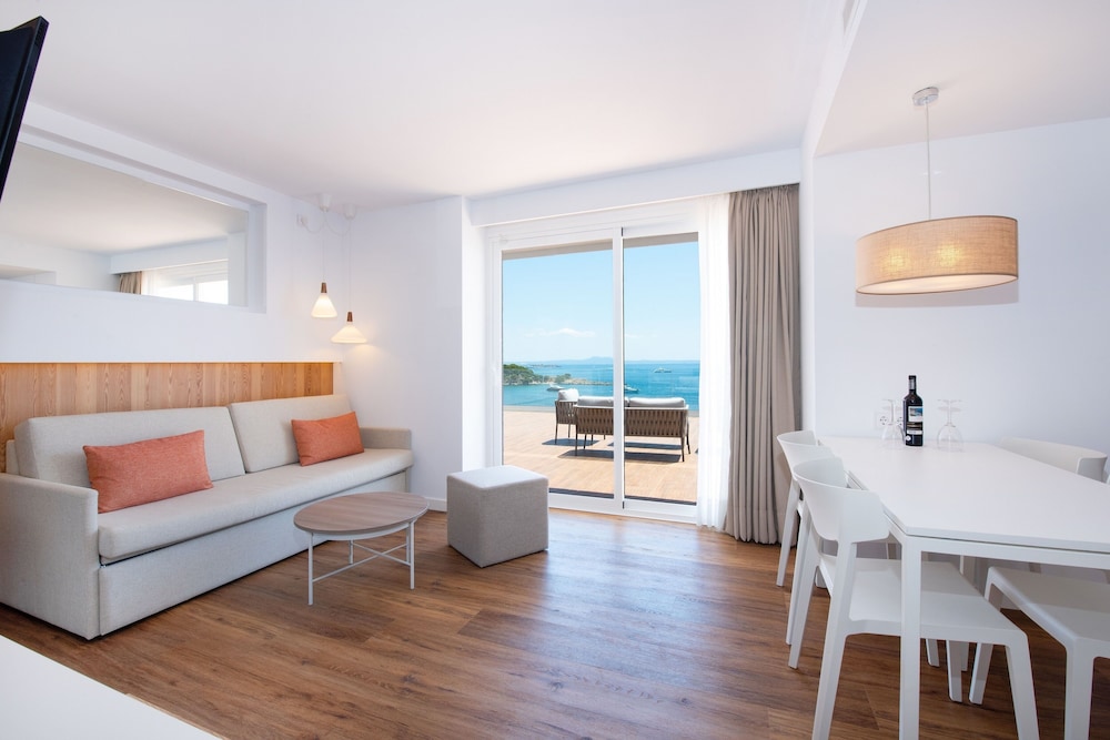 Aparthotel Ponent Mar — Hotel rooms in Palma Nova, Balearic Islands