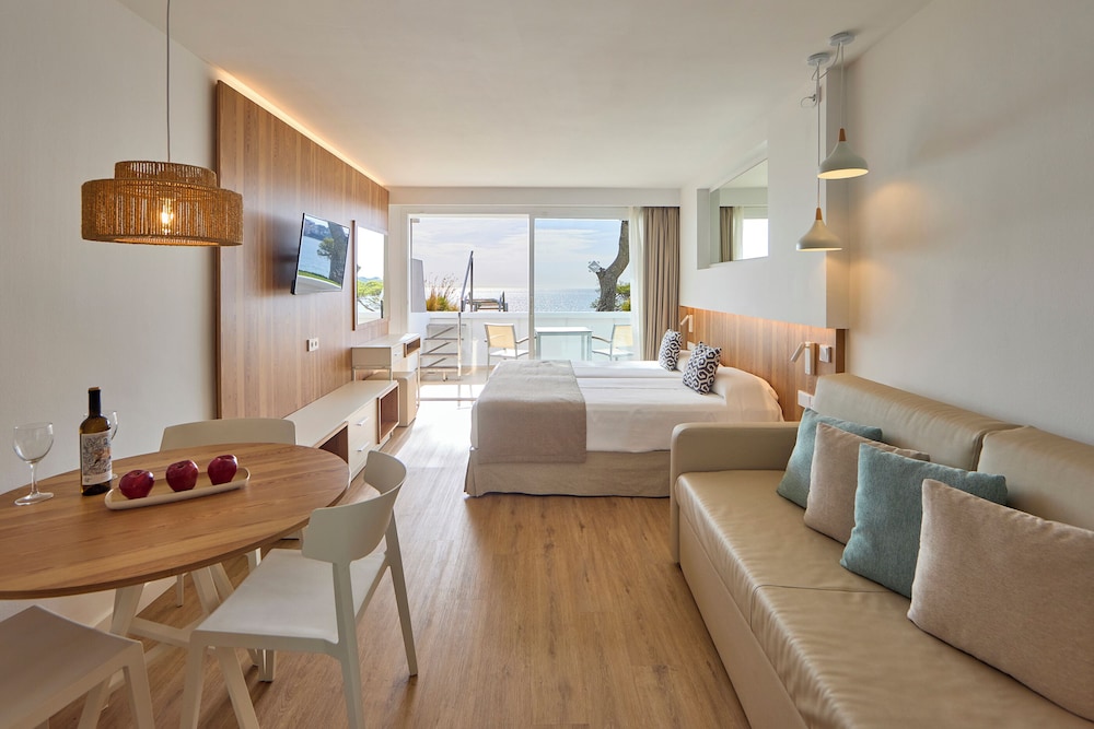 Aparthotel Ponent Mar — Hotel rooms in Palma Nova, Balearic Islands