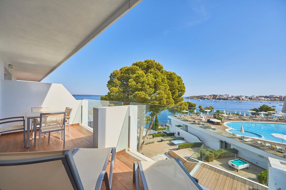 Aparthotel Ponent Mar — Hotel rooms in Palma Nova, Balearic Islands