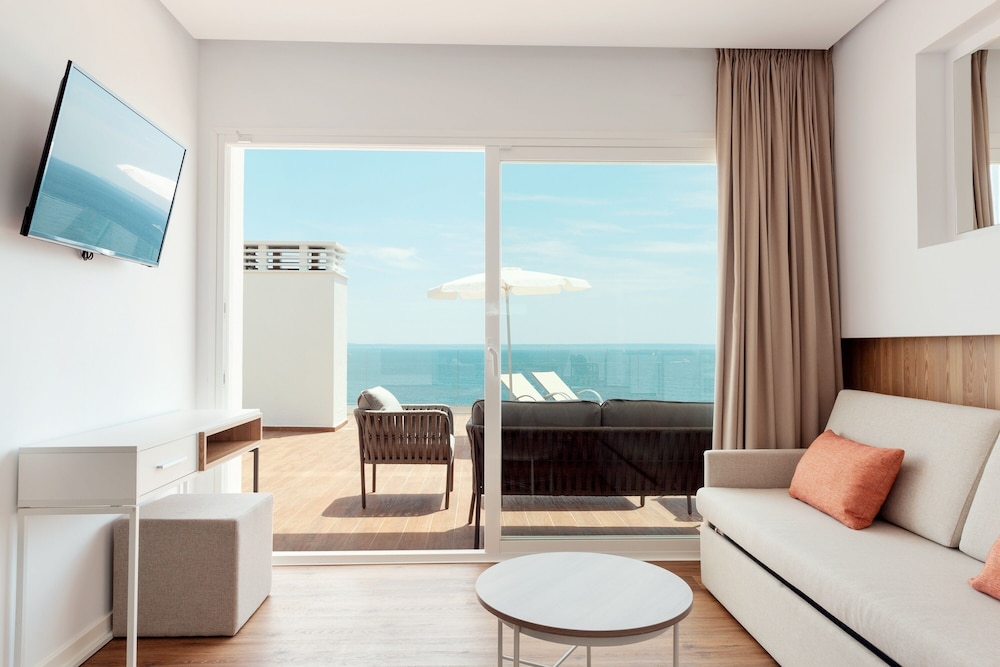 Aparthotel Ponent Mar — Hotel rooms in Palma Nova, Balearic Islands