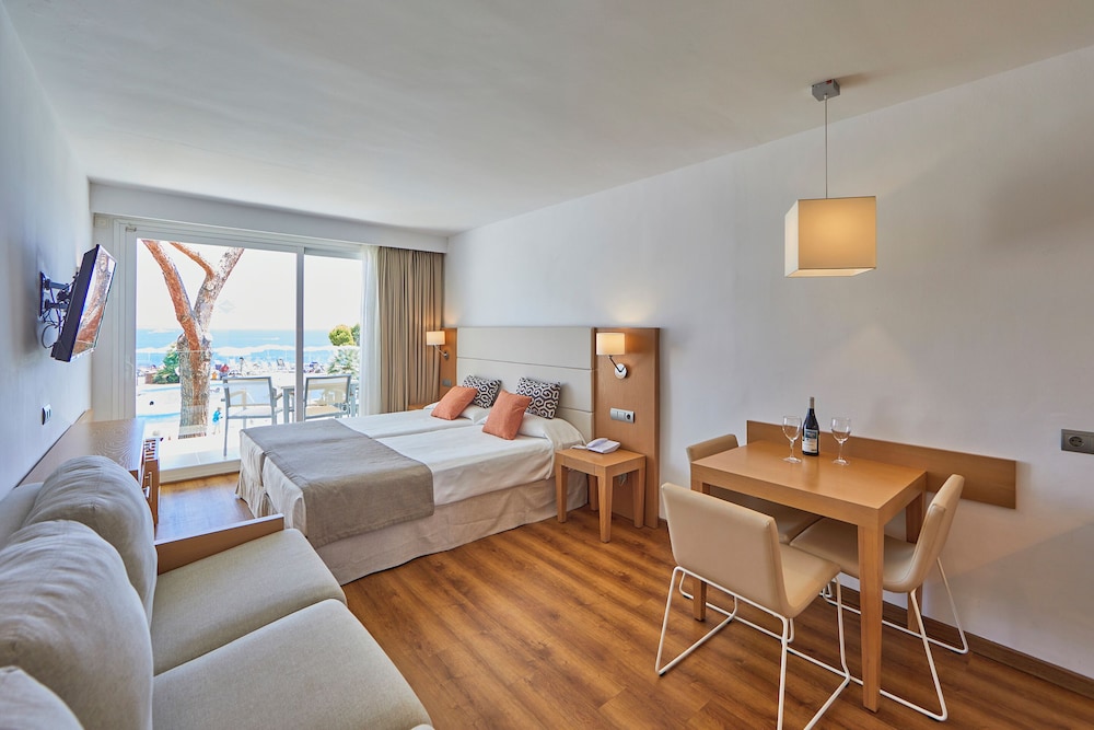 Aparthotel Ponent Mar — Hotel rooms in Palma Nova, Balearic Islands