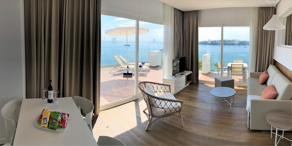 Aparthotel Ponent Mar — Hotel rooms in Palma Nova, Balearic Islands