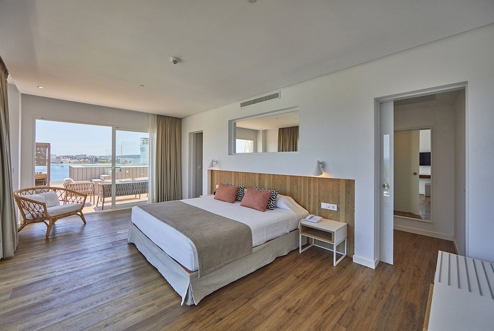Aparthotel Ponent Mar — Hotel rooms in Palma Nova, Balearic Islands