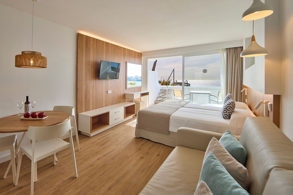 Aparthotel Ponent Mar — Hotel rooms in Palma Nova, Balearic Islands