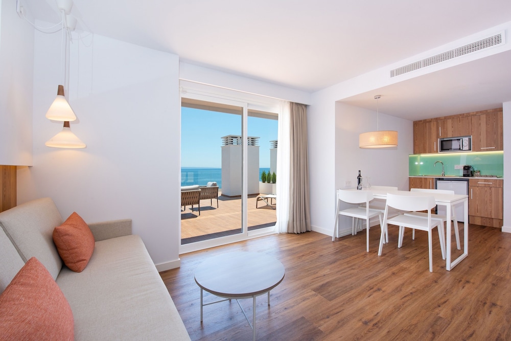 Aparthotel Ponent Mar — Hotel rooms in Palma Nova, Balearic Islands
