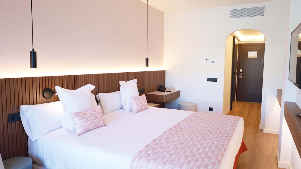Hotel Seth Port Ciutadella — Hotel rooms in Ciutadella de Menorca, Balearic Islands