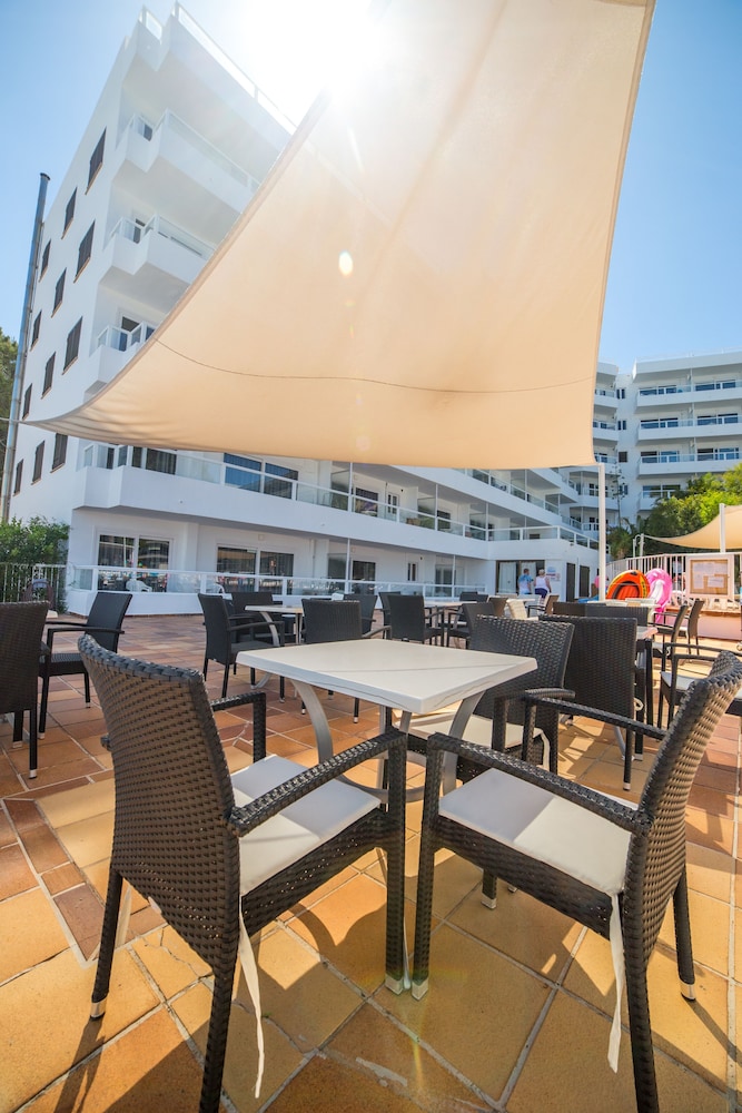 Pierre & Vacances Mallorca Portofino — Restaurant & bars in Santa Ponca, Balearic Islands