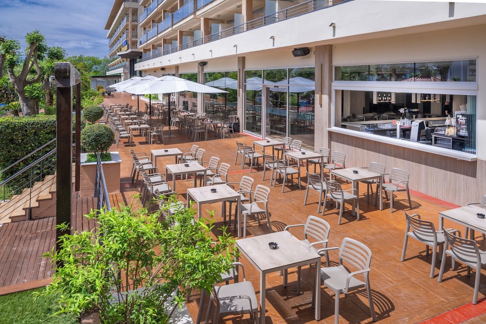 4R Gran Regina — Restaurant & bars in Salou, Catalonia