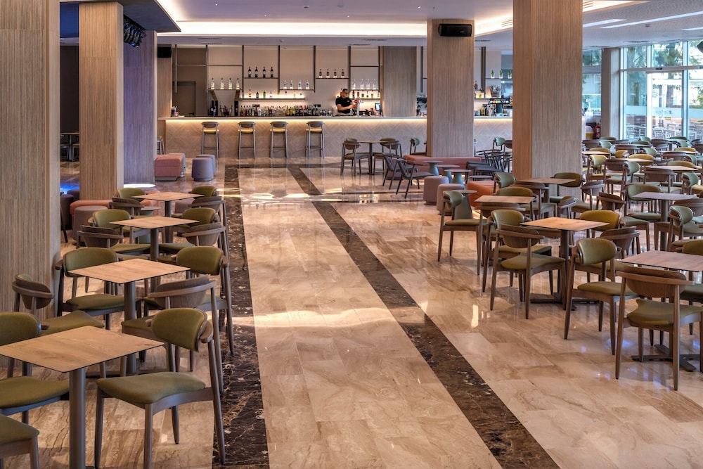 4R Gran Regina — Restaurant & bars in Salou, Catalonia