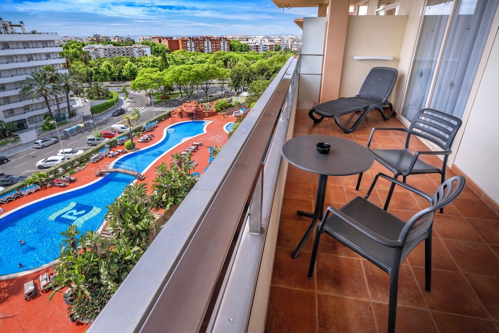 4R Gran Regina — Swimming pool in Salou, Catalonia