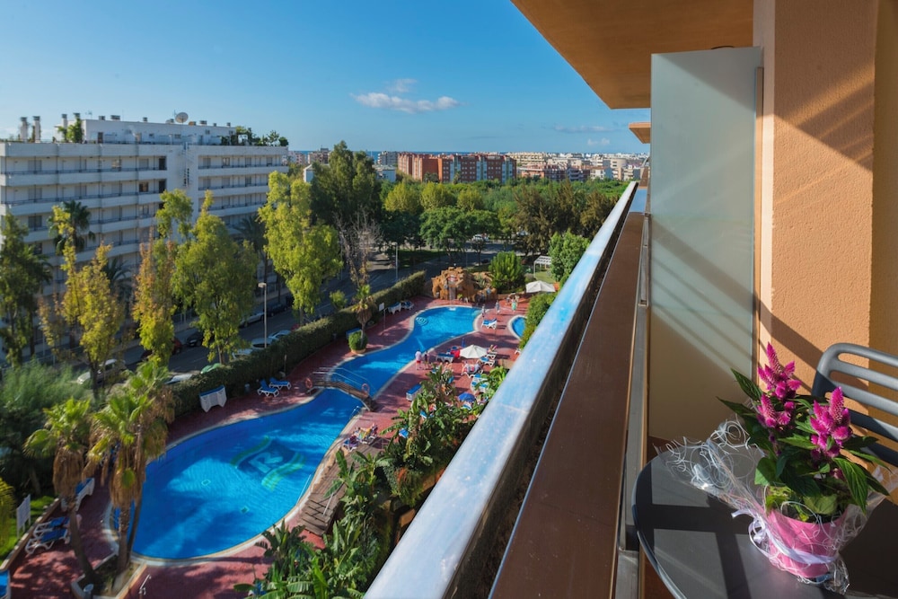 4R Gran Regina — Swimming pool in Salou, Catalonia