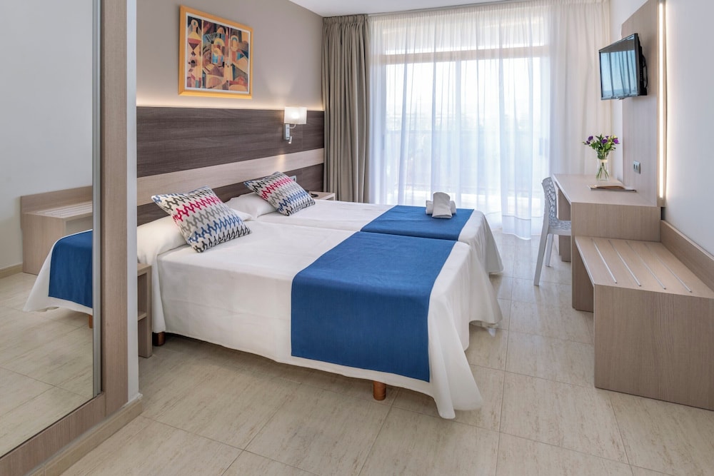 4R Gran Regina — Hotel rooms in Salou, Catalonia