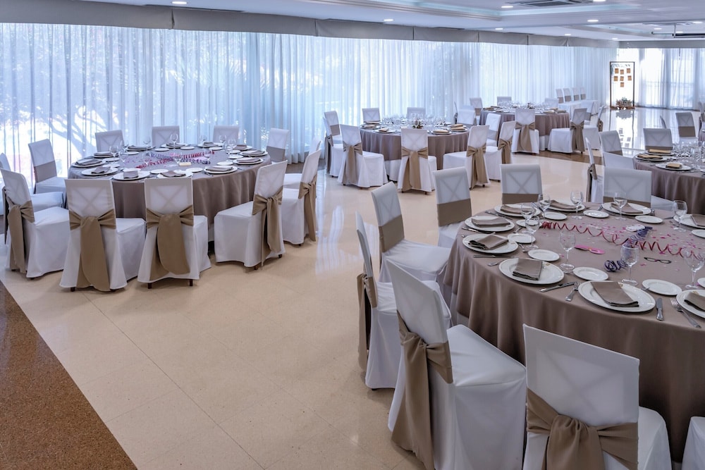 4R Gran Regina — Restaurant & bars in Salou, Catalonia
