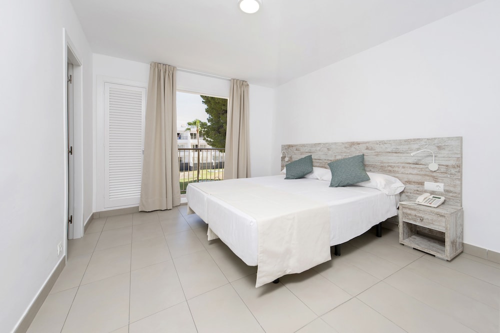Apartamentos Vibra Riviera — Hotel rooms in San Antonio, Balearic Islands