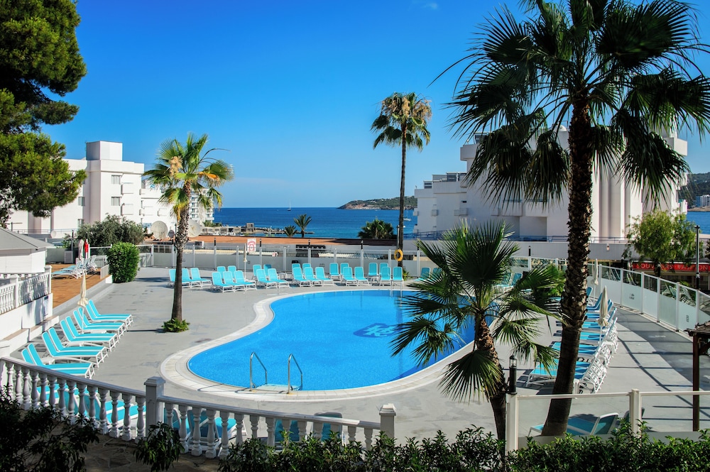 Apartamentos Vibra Riviera — Swimming pool in San Antonio, Balearic Islands