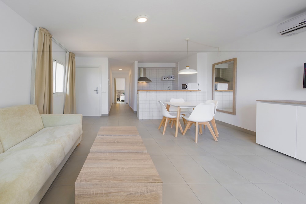 Apartamentos Vibra Riviera — Hotel rooms in San Antonio, Balearic Islands