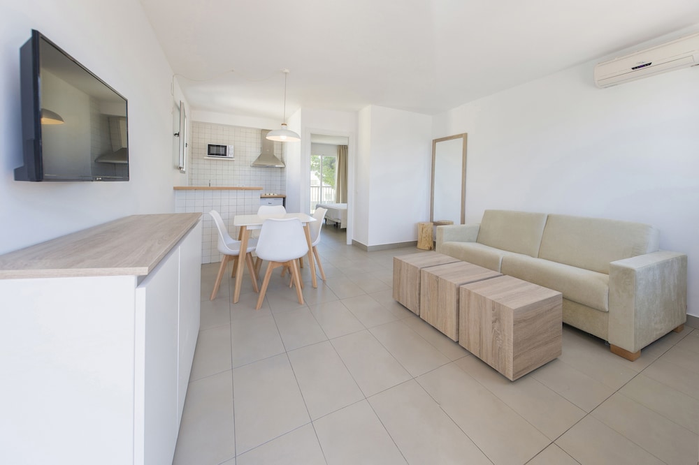 Apartamentos Vibra Riviera — Hotel rooms in San Antonio, Balearic Islands