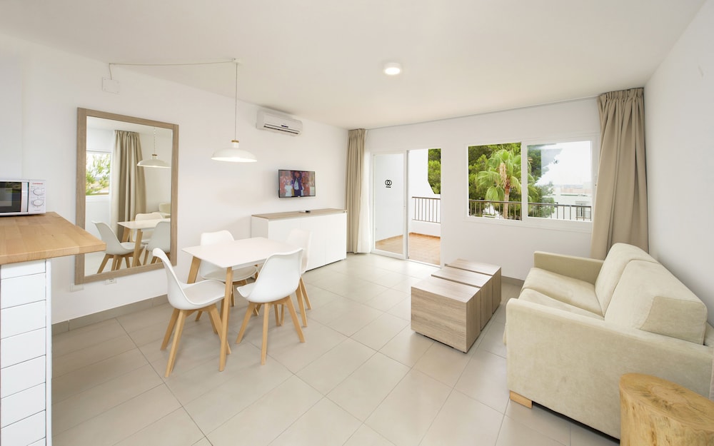 Apartamentos Vibra Riviera — Hotel rooms in San Antonio, Balearic Islands