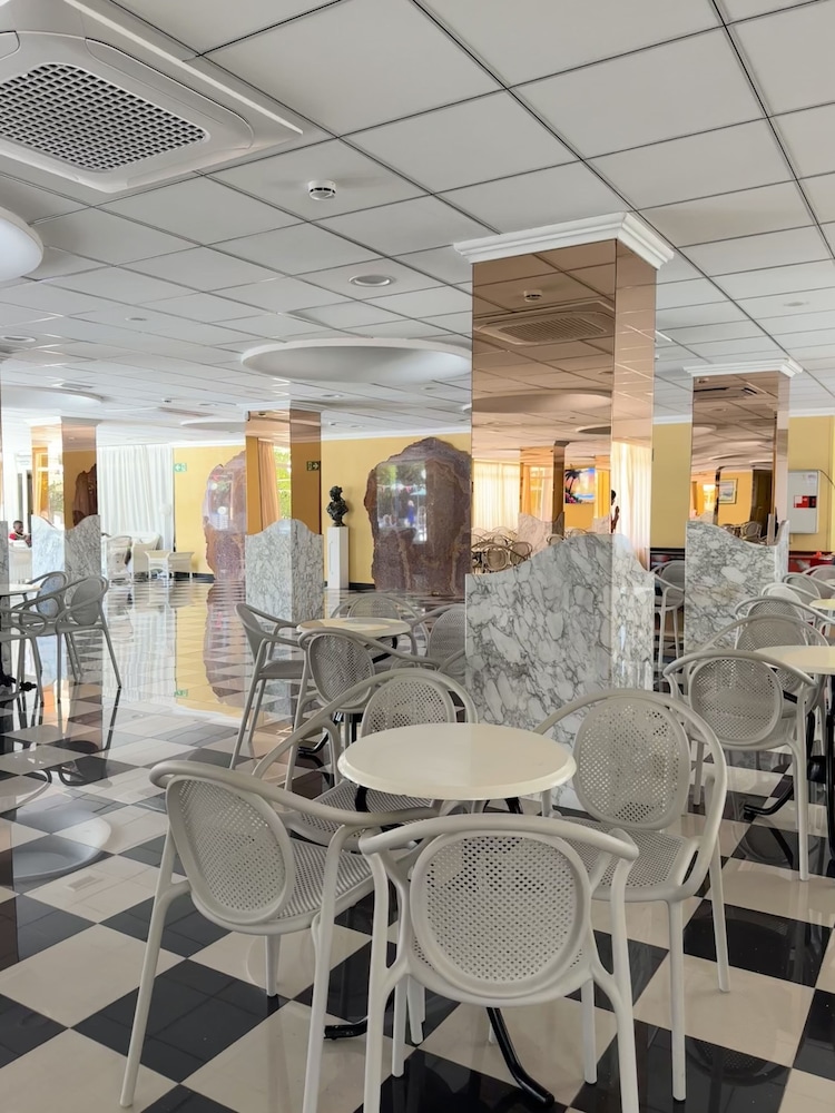 Santa Monica Playa — Restaurant & bars in Salou, Catalonia
