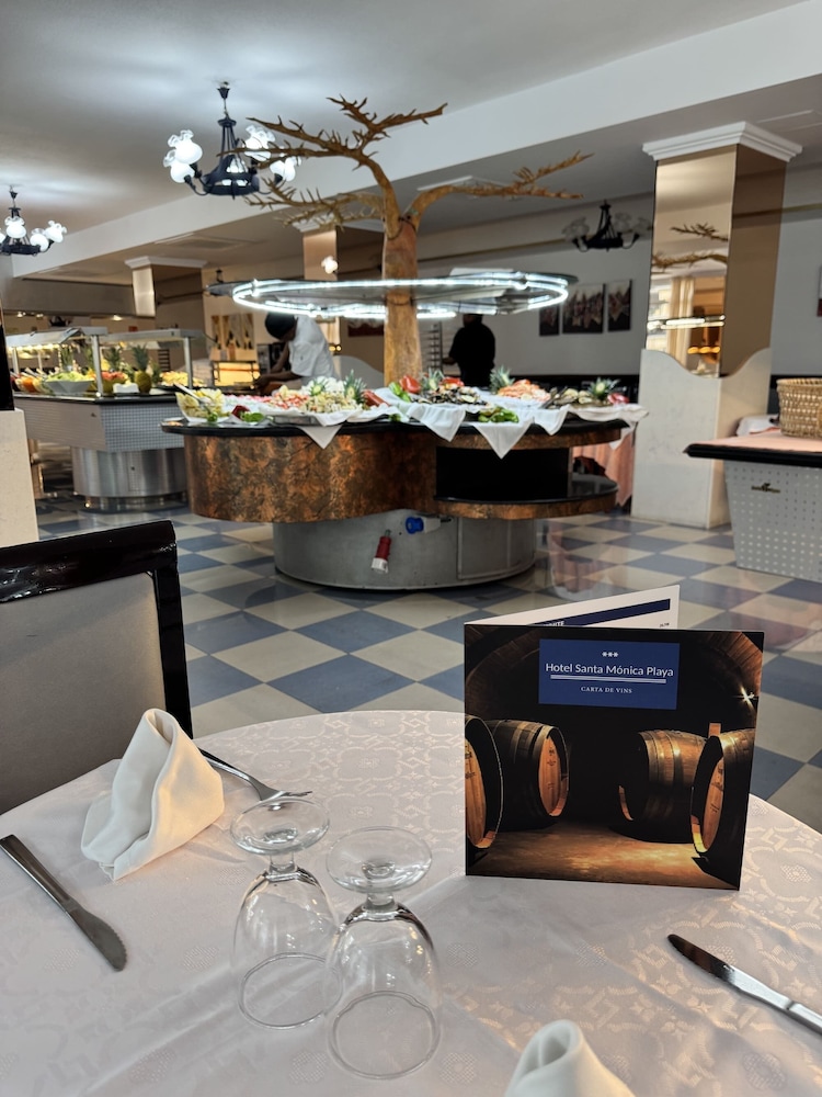 Santa Monica Playa — Restaurant & bars in Salou, Catalonia