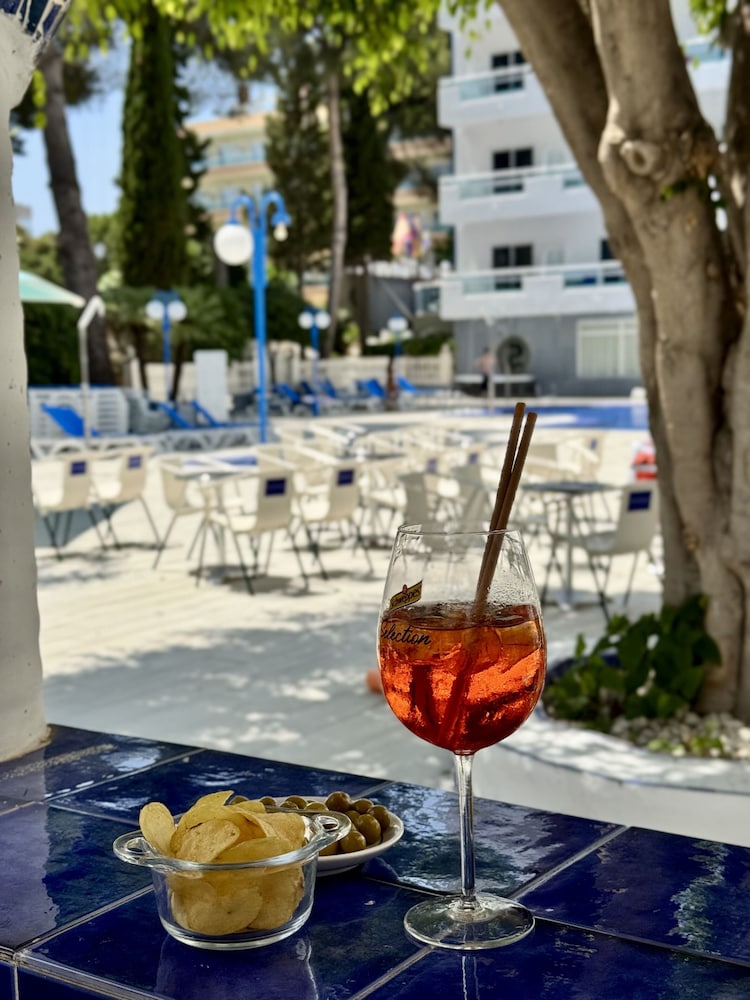 Santa Monica Playa — Restaurant & bars in Salou, Catalonia