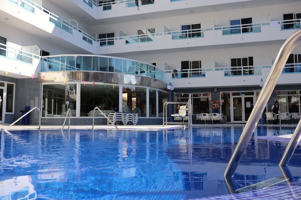 Santa Monica Playa — Swimming pool in Salou, Catalonia