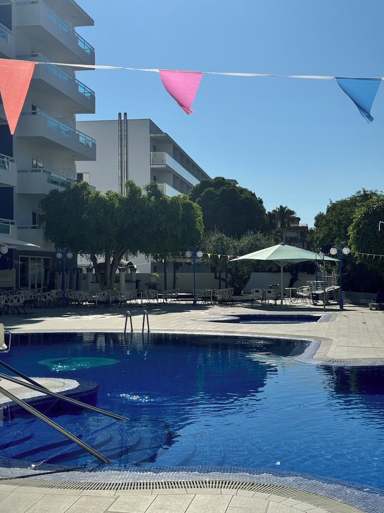 Santa Monica Playa — Swimming pool in Salou, Catalonia