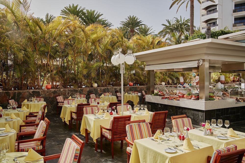 Seaside Palm Beach — Restaurant & bars in Meloneras, Canary Islands