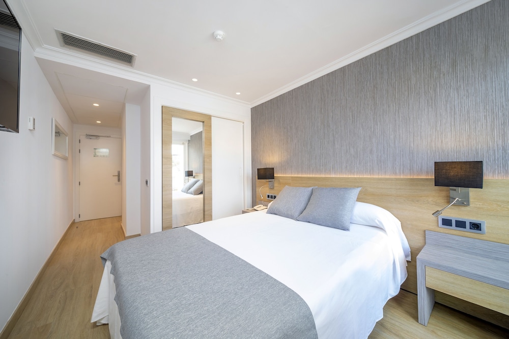 Hotel Simbad — Hotel rooms in Ibiza Town, Balearic Islands
