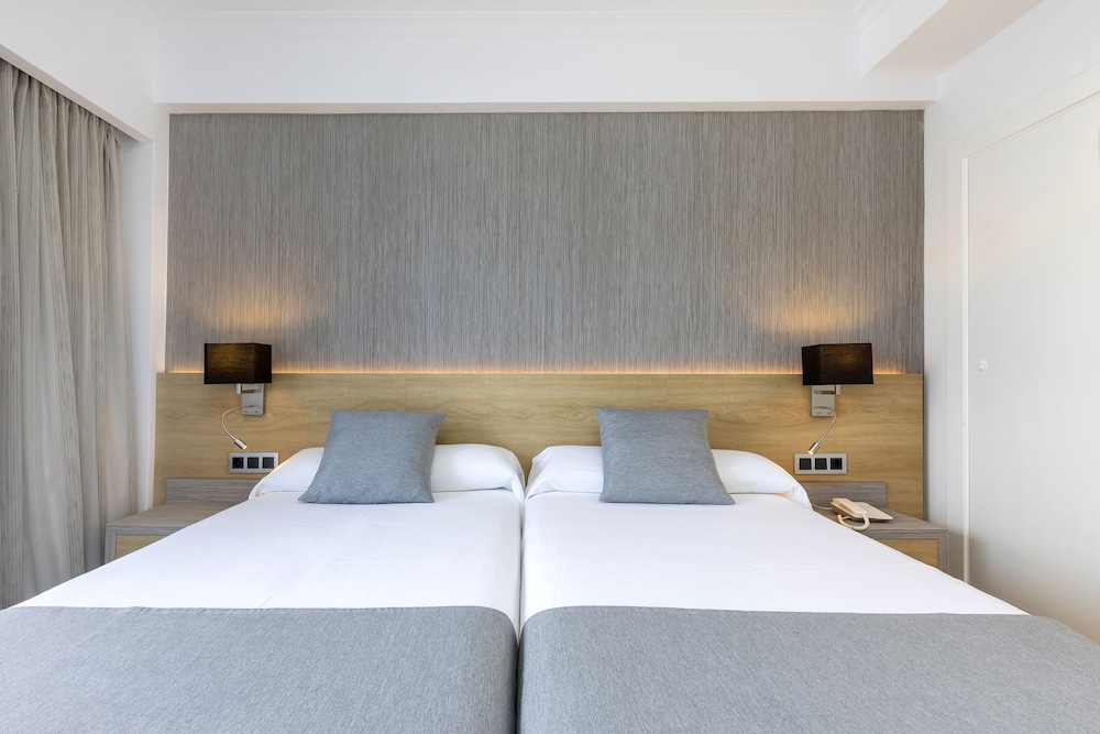 Hotel Simbad — Hotel rooms in Ibiza Town, Balearic Islands