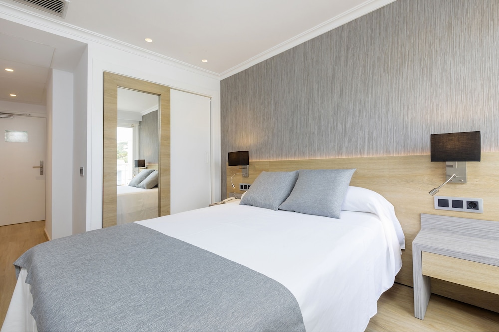 Hotel Simbad — Hotel rooms in Ibiza Town, Balearic Islands