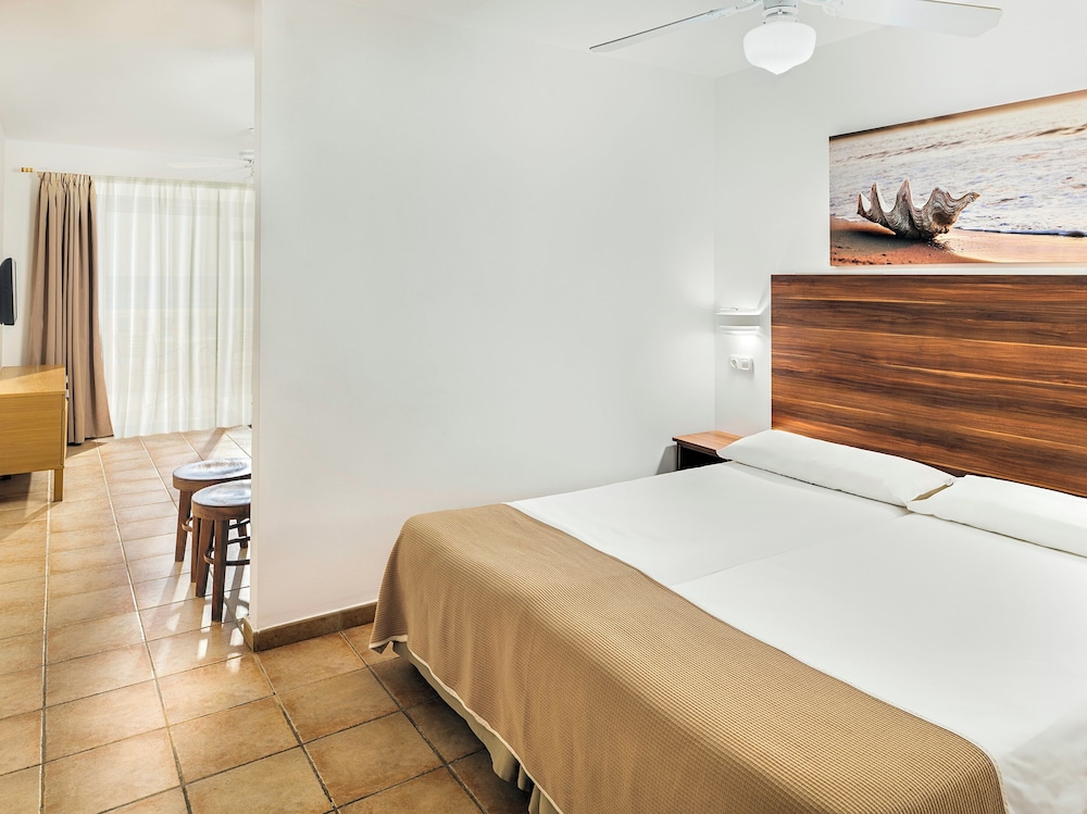 Sol Sun Beach Apartamentos — Hotel rooms in Costa Adeje, Canary Islands