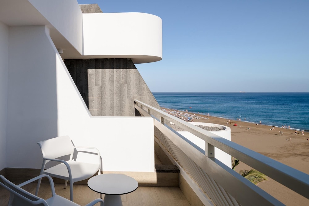 Plus Fariones Suite Hotel — Hotel building in Puerto del Carmen, Canary Islands