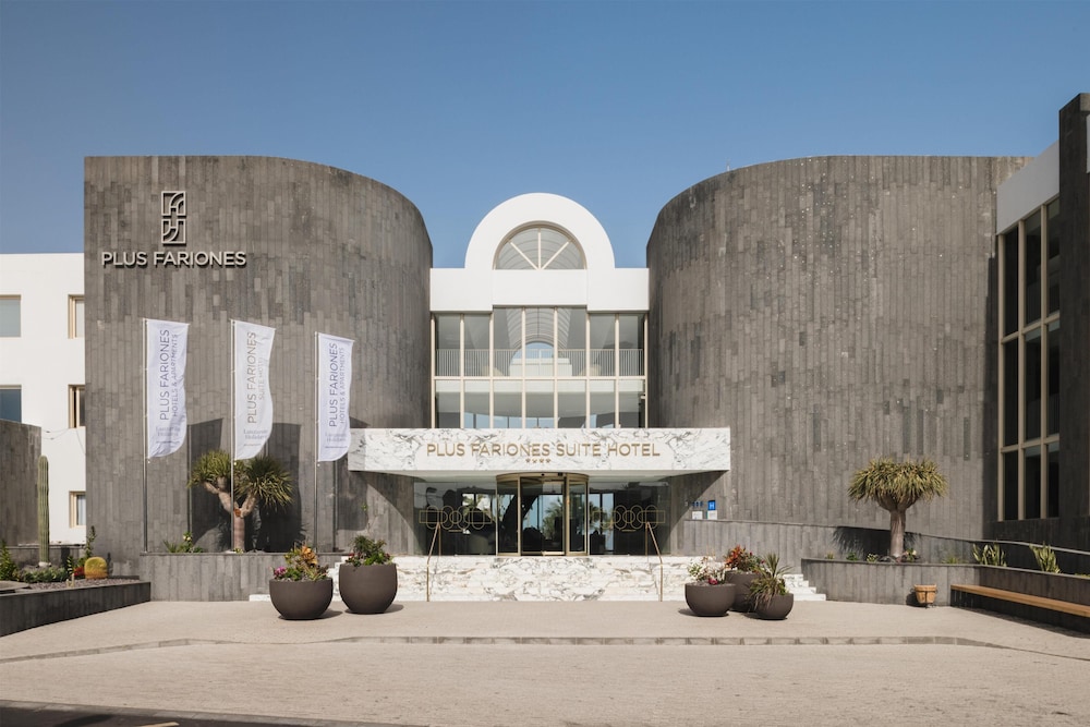Plus Fariones Suite Hotel — Hotel building in Puerto del Carmen, Canary Islands