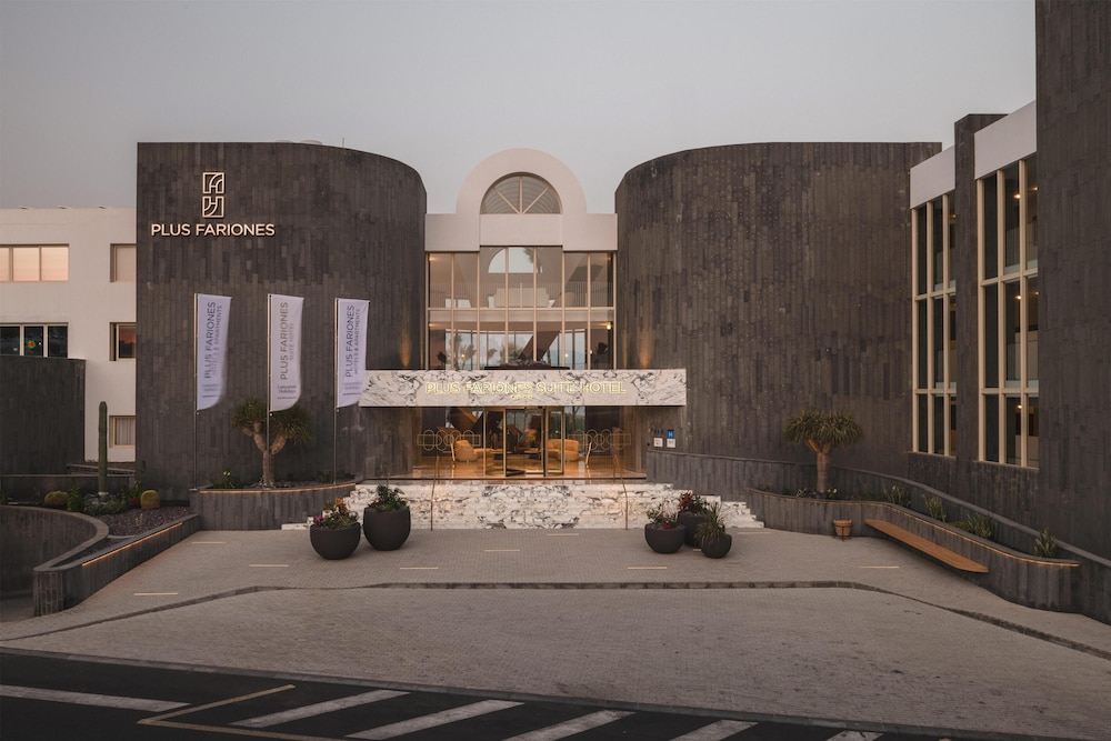 Plus Fariones Suite Hotel — Hotel building in Puerto del Carmen, Canary Islands