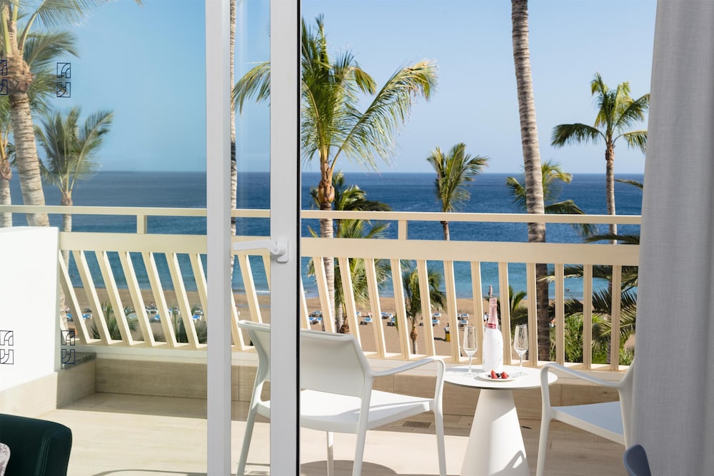 Plus Fariones Suite Hotel — Hotel rooms in Puerto del Carmen, Canary Islands