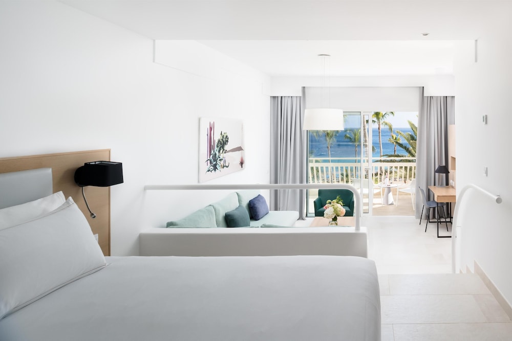 Plus Fariones Suite Hotel — Hotel rooms in Puerto del Carmen, Canary Islands