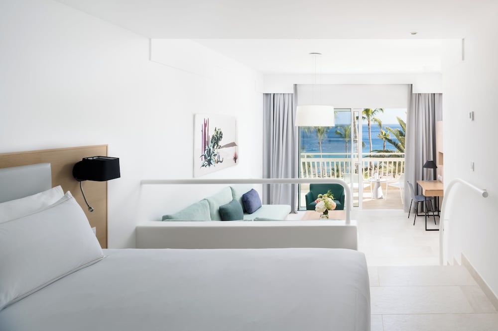 Plus Fariones Suite Hotel — Hotel rooms in Puerto del Carmen, Canary Islands