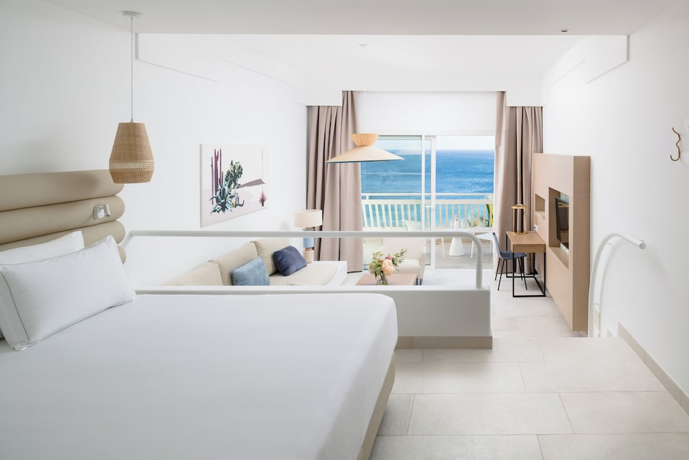 Plus Fariones Suite Hotel — Hotel rooms in Puerto del Carmen, Canary Islands